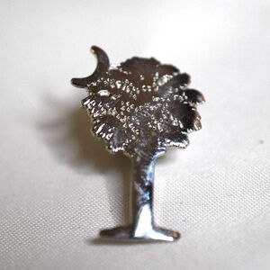 NWOT Lovely Crescent Moon Palm Tree Silver Tone Trendy 1" Tie Tac Lapel Pin